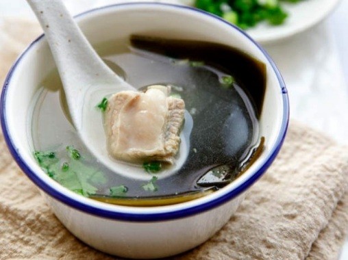 Món canh rong biển hầm sườn non thơm ngon, giàu dinh dưỡng cho bà bầu