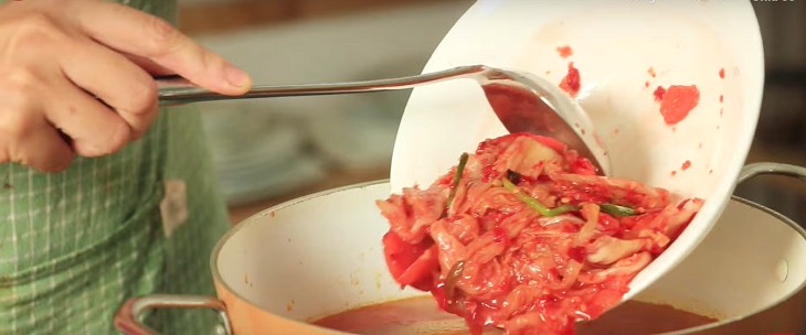 Nồi lẩu ghẹ kim chi với các nguyên liệu tươi ngon