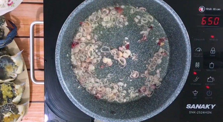 Nồi lẩu ghẹ chua cay với các nguyên liệu đã sẵn sàng