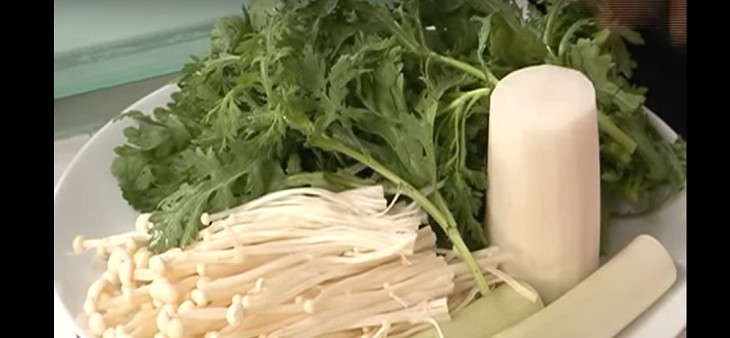 Các loại rau củ chuẩn bị cho món lẩu ghẹ kim chi