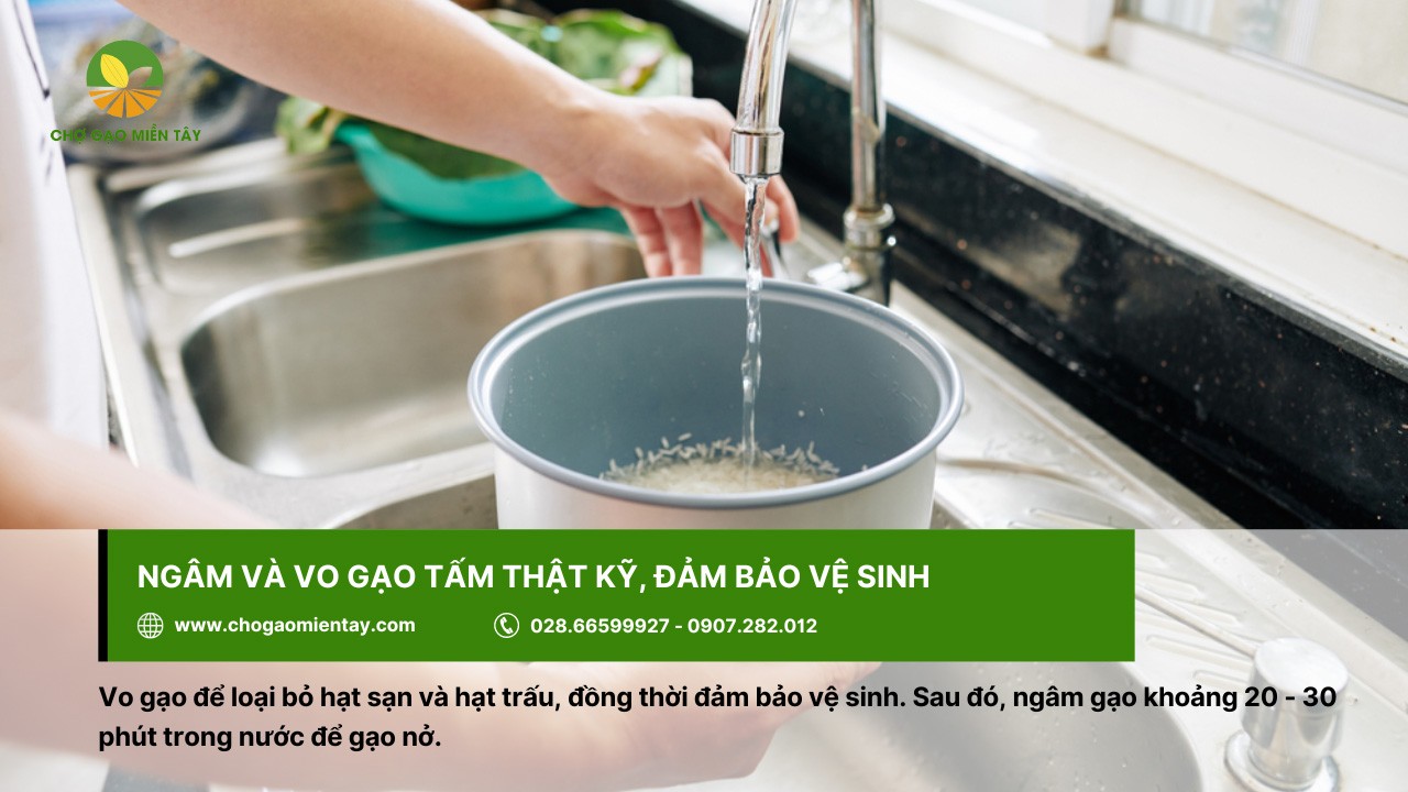 Vo gạo thật kỹ để loại bỏ hạt trấu hoặc hạt sạn
