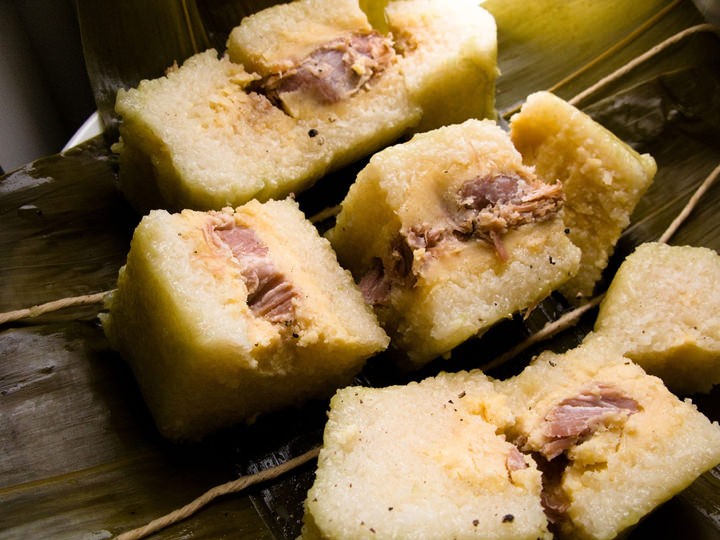 Nồi bánh chưng luộc trên bếp lửa ngày Tết