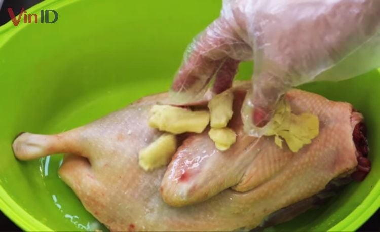 Khử mùi hôi vịt bằng gừng và rượu trắng, bước quan trọng khi làm vịt nấu măng chua