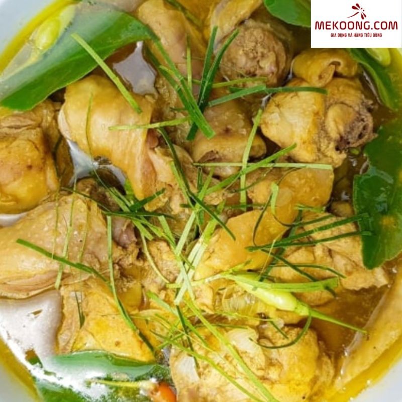 Nguyên liệu thịt gà và các loại gia vị cơ bản để nấu xáo gà