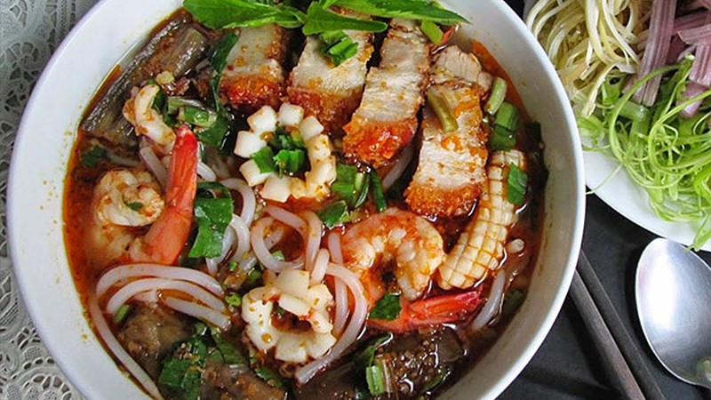 Tô bún mắm miền Tây với thịt heo quay, tôm và mực, minh họa cách nấu nước bún đơn giản từ mắm