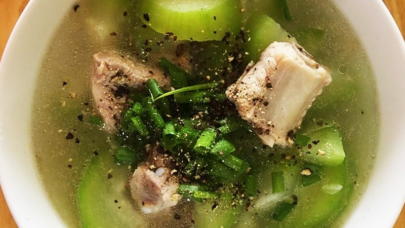 Canh xương heo nấu bí đao giải nhiệt, thanh mát ngày hè