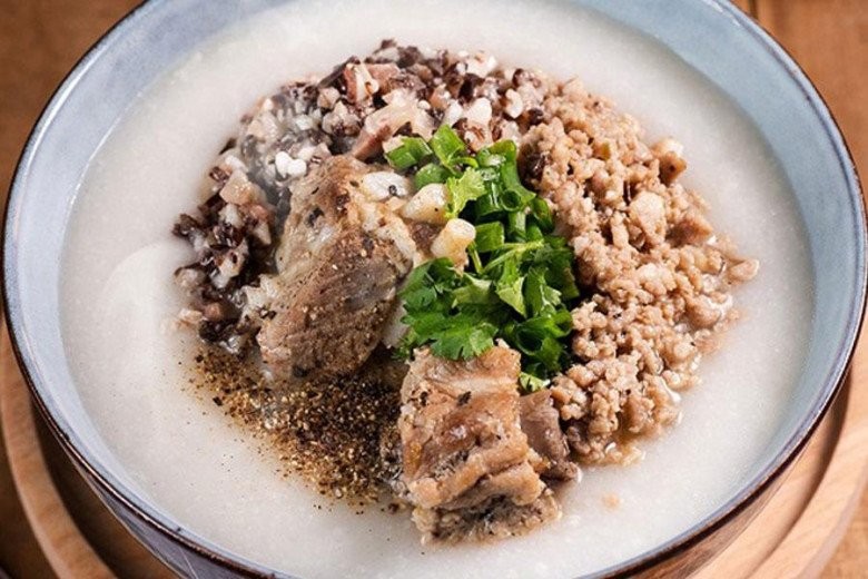 Cháo sườn nấu bằng bột có độ sánh mịn và thơm ngon