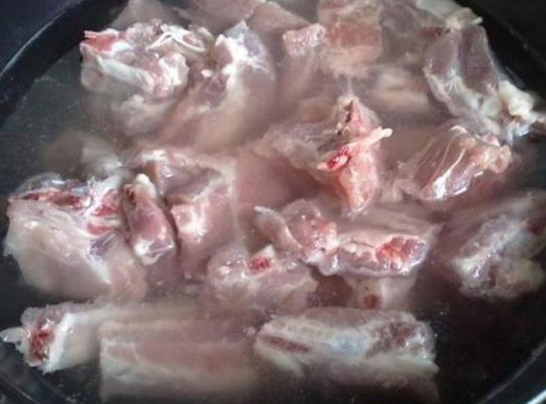 Sườn non được sơ chế kỹ lưỡng trước khi nấu cháo