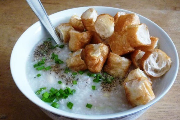 Cháo thịt sườn nóng hổi ăn cùng quẩy cực ngon