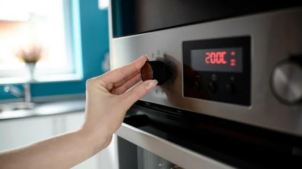 Món ăn đang được nướng trong lò, minh họa cách tối ưu hóa sử dụng lò để nấu ăn tiết kiệm năng lượng.