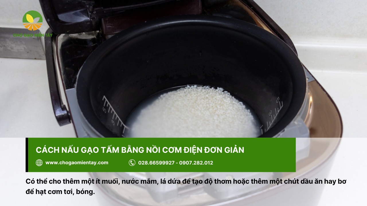 Có thể thêm muối, lá dứa hoặc nước mắm để tạo độ thơm cho cơm tấm