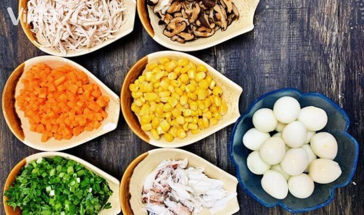 Sơ chế nguyên liệu làm súp hải sản trứng cút và các loại rau củ