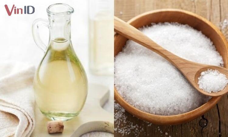 Pha dung dịch muối và giấm giúp sơ chế thịt gà nấu chao sạch mùi hiệu quả