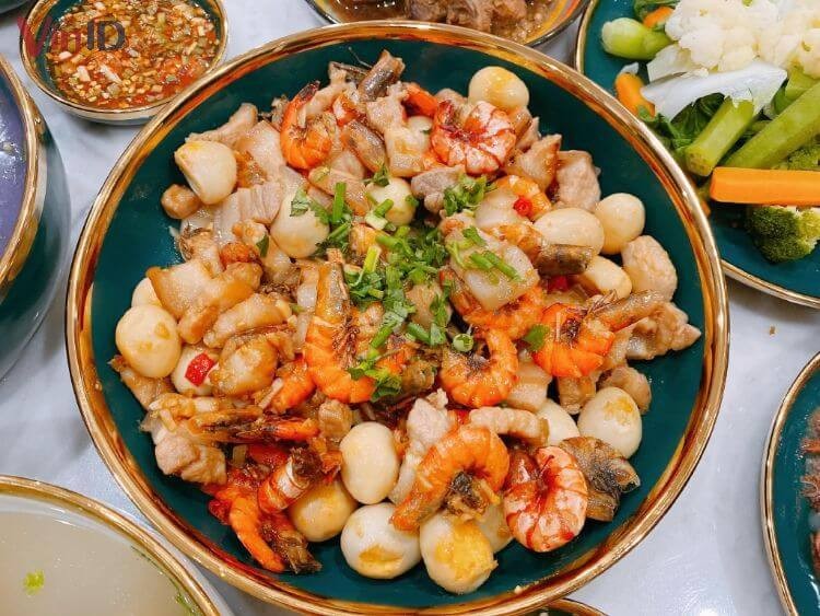 Thành phẩm thịt kho tôm trứng cút thơm lừng, hấp dẫn