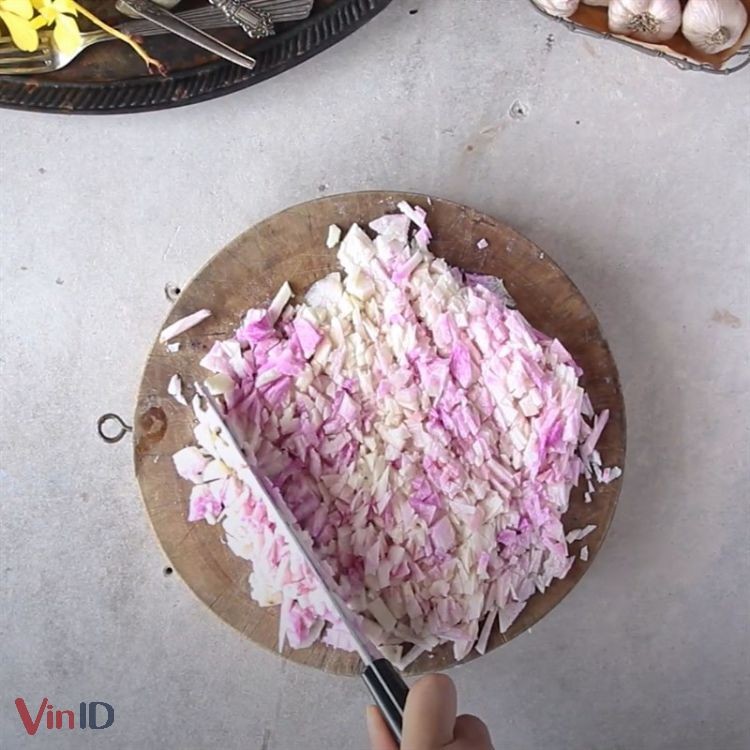 Băm nhuyễn khoai mỡ chuẩn bị nấu canh