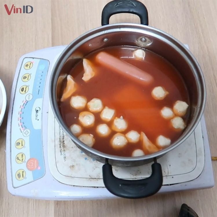 Nấu lẩu bánh gạo Hàn Quốc tiện lợi bằng gói gia vị có sẵn