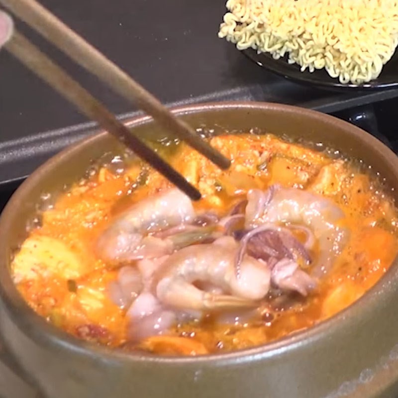 Thêm tôm và mực tươi vào nước dùng mì cay kim chi