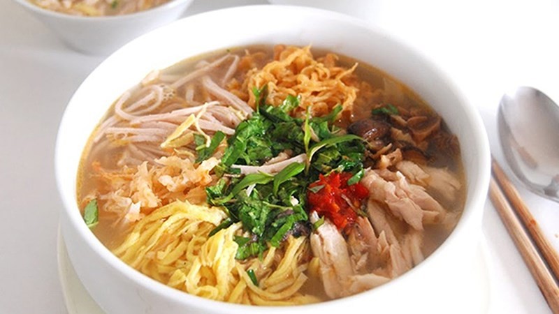 Tô bún thang Hà Nội tinh tế với trứng, gà và giò, cho thấy sự đa dạng của cách nấu nước bún đơn giản