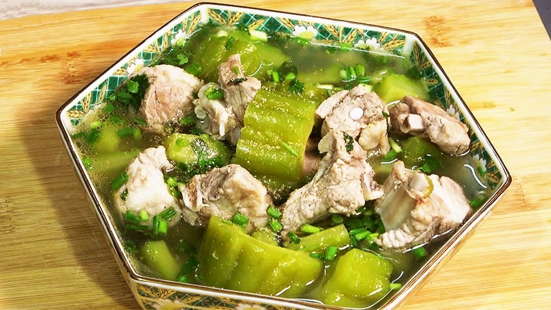 Canh xương heo hầm khổ qua giảm đắng, vị lạ miệng hấp dẫn