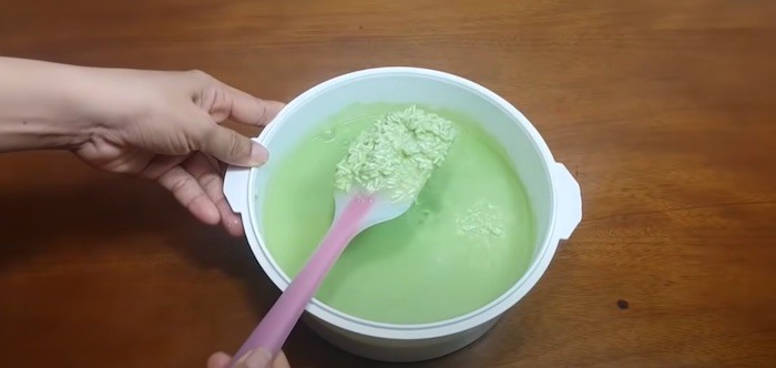 Gạo nếp đã trộn đều với nước cốt dừa và các gia vị sẵn sàng cho vào nồi cơm điện nấu xôi lá dứa