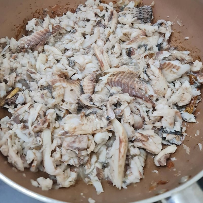 Xào thịt cá rô đã gỡ với gia vị