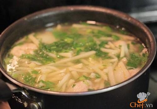 Tô canh măng mọc hoàn chỉnh nóng hổi, trang trí đẹp mắt với hành lá và tiêu