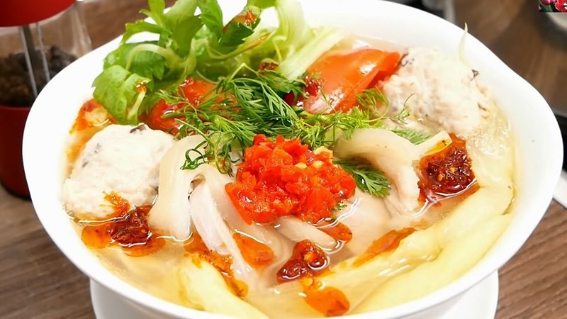 Tô bún mọc thơm ngon với mọc viên và chả, minh họa cách nấu nước bún đơn giản với xương hầm