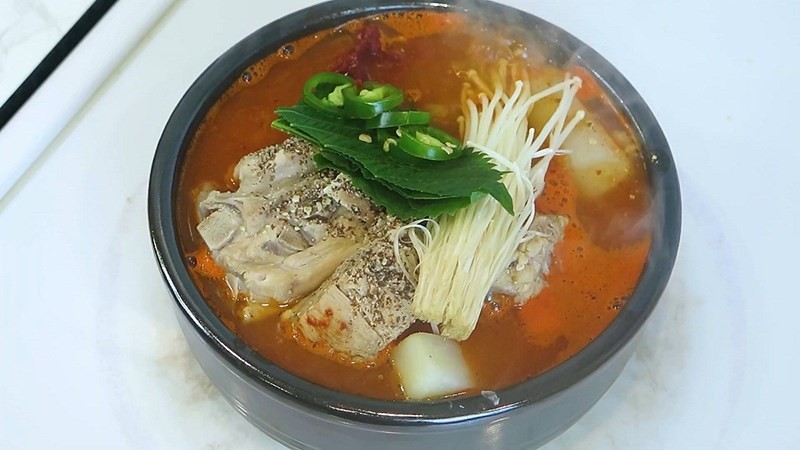Canh xương heo khoai tây kiểu Hàn Quốc cay nhẹ, ấm bụng