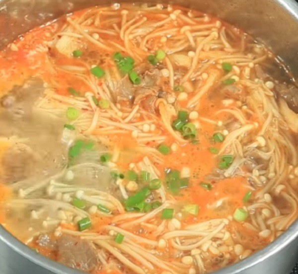 Nồi canh nấm kim châm thịt bò đang sôi