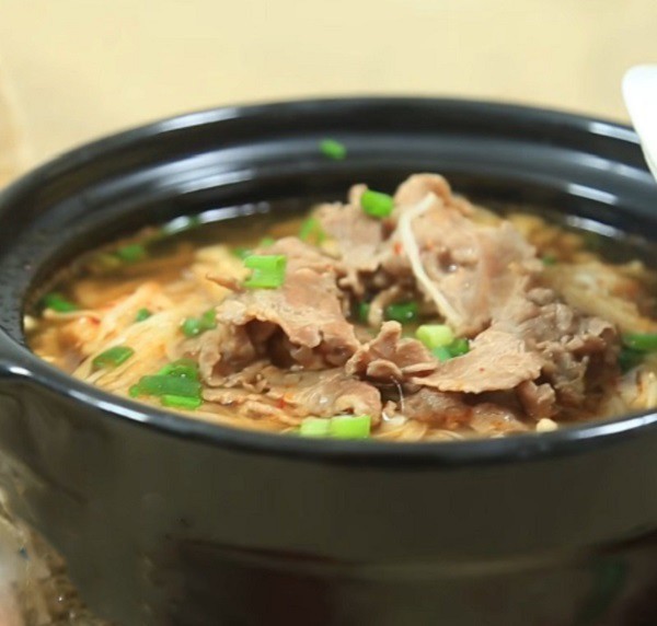 Tô canh nấm kim châm thịt bò đã nấu xong