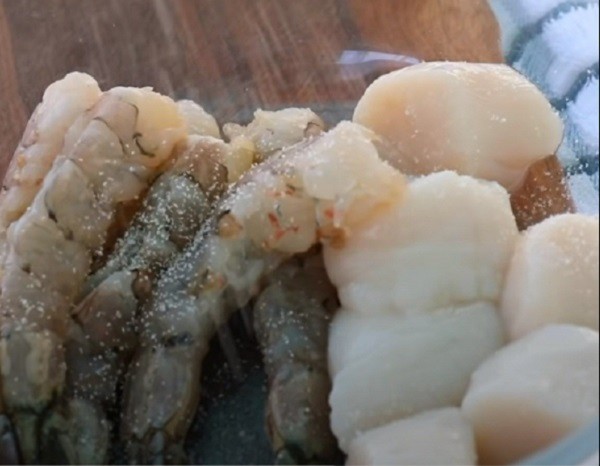 Tôm và sò điệp đã ướp gia vị