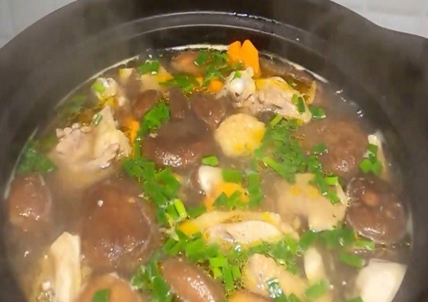 Nồi canh gà nấm đang nấu trên bếp
