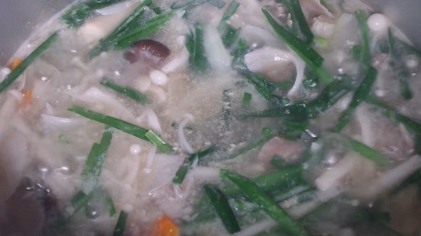 Nồi canh nấm thịt bò đang nấu