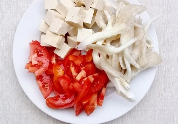 Nấm, đậu phụ và cà chua đã sơ chế