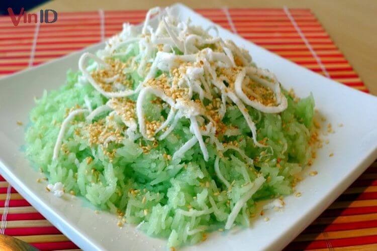 Món xôi lá dứa thơm ngon, béo ngậy nước cốt dừa sau khi hấp chín, sẵn sàng thưởng thức, minh họa cách nấu xôi lá dứa thơm