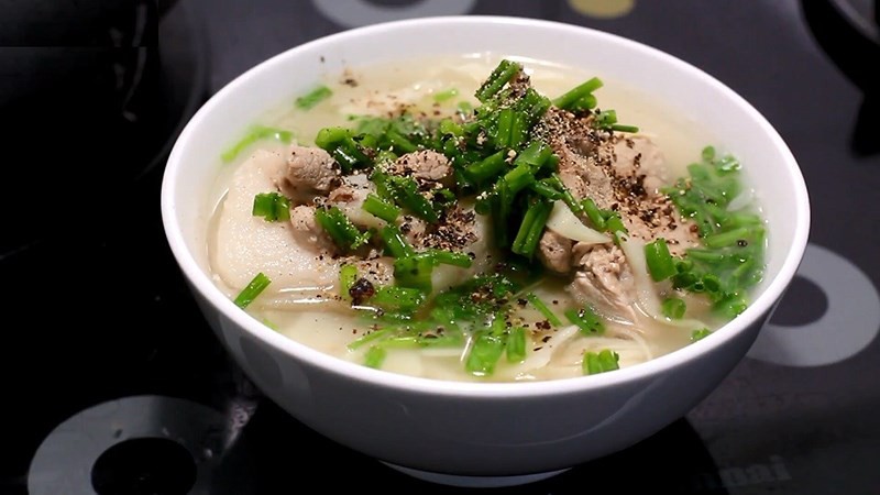 Canh xương heo hầm măng tươi ngọt thanh, thơm đặc trưng