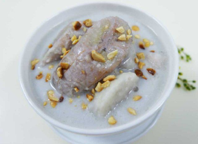 Bát chè chuối đậu xanh thơm ngon, rắc đậu phộng rang, sẵn sàng thưởng thức