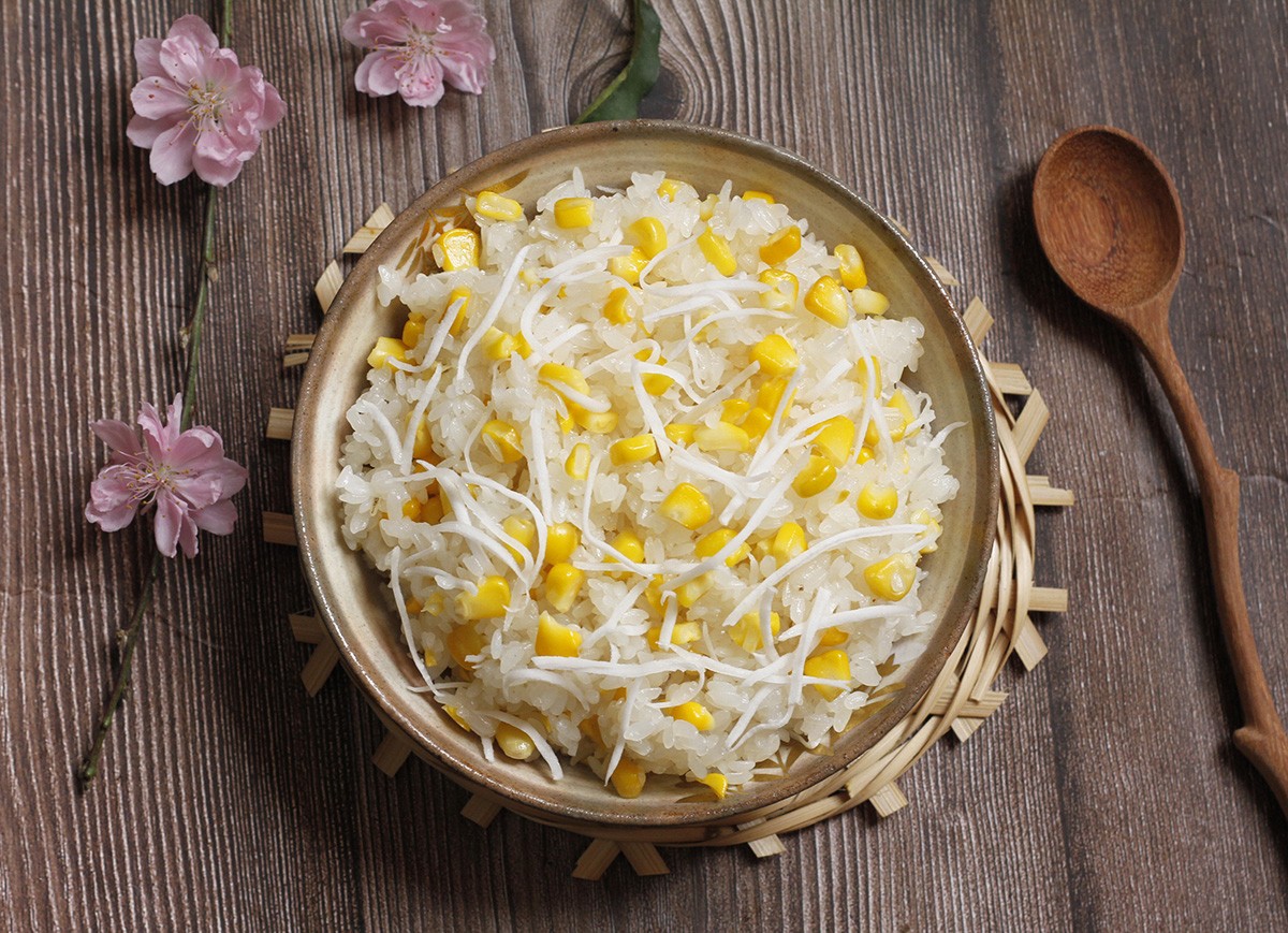 Đĩa xôi ngọt bắp Mỹ hoàn chỉnh thơm dẻo, hấp dẫn sau khi nấu