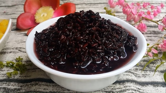 Nếp cẩm sau khi ủ sẽ có tiết ra phần rượu màu hồng tím, vị chua nhẹ và thơm hương nếp, hoàn thiện cách nấu sữa chua nếp cẩm bằng nồi cơm điện