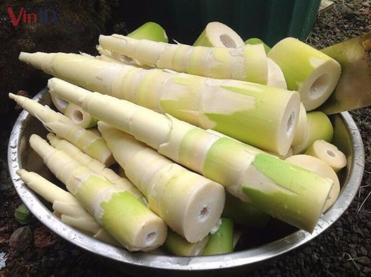 Măng chua tươi non, giòn ngon sẵn sàng để chế biến món vịt
