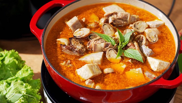Các nguyên liệu chính để chế biến món vịt nấu chao cần thơ, bao gồm thịt vịt tươi ngon, chao và khoai môn.
