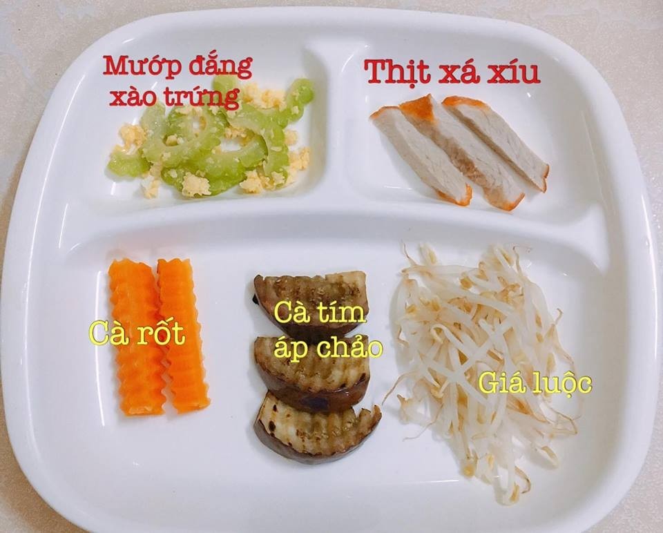 Cách nấu ăn dặm BLW: Món cơm nắm mè, bí đỏ nướng và trái cây tươi cho bé