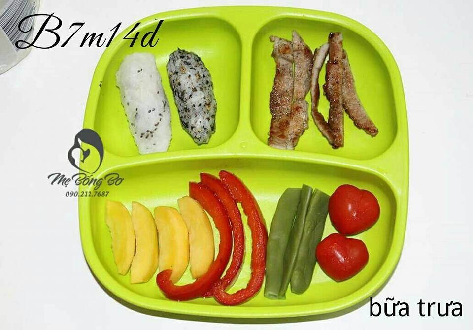 Cách nấu ăn dặm BLW: Cơm nắm, thịt áp chảo và rau củ quả đa dạng