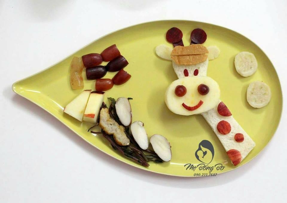 Cách nấu ăn dặm BLW: Bữa ăn đa dạng với bánh mì, chả mực và rau củ quả