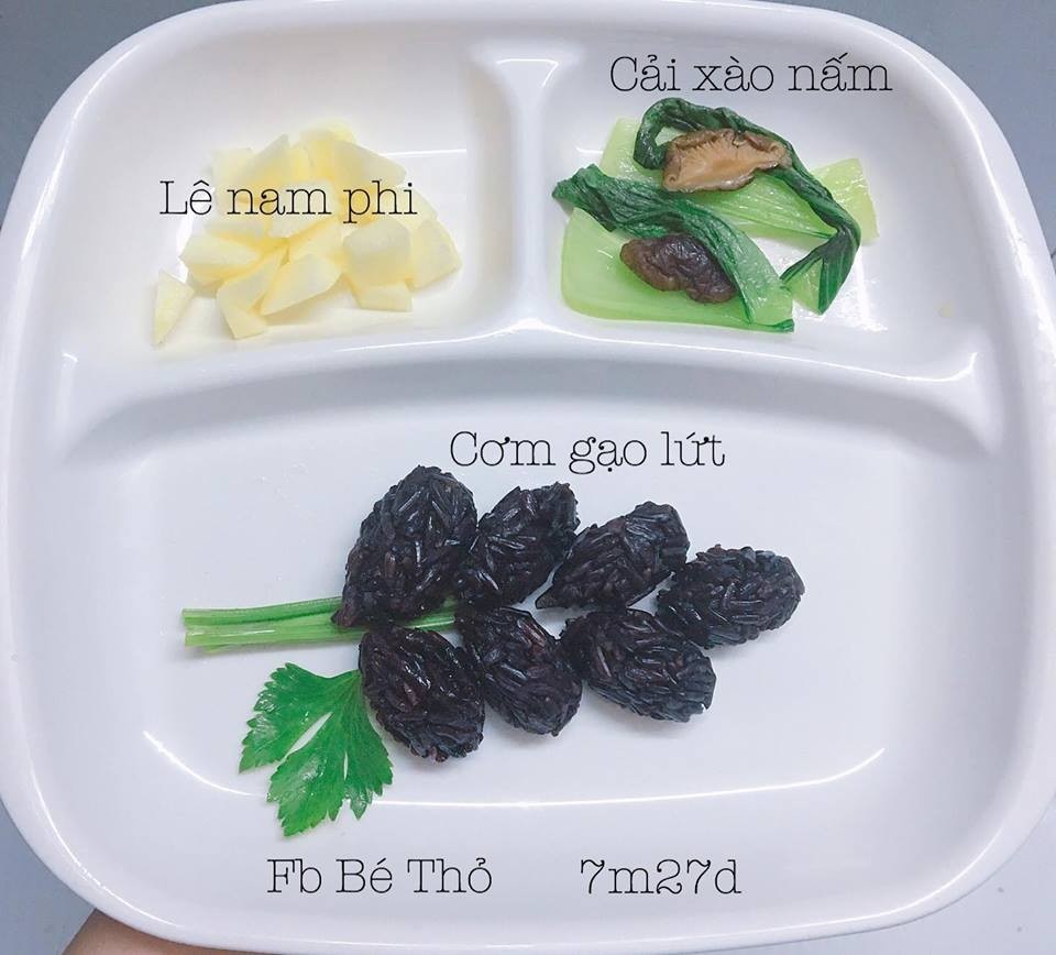 Cách nấu ăn dặm BLW: Bánh rau củ, cá rô hấp sả và trái cây tươi mát