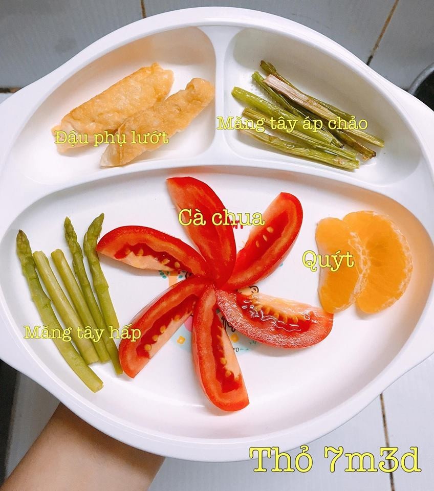 Cách nấu ăn dặm BLW: Sốt Hummus sánh mịn chấm cà rốt và kiwi cho bé