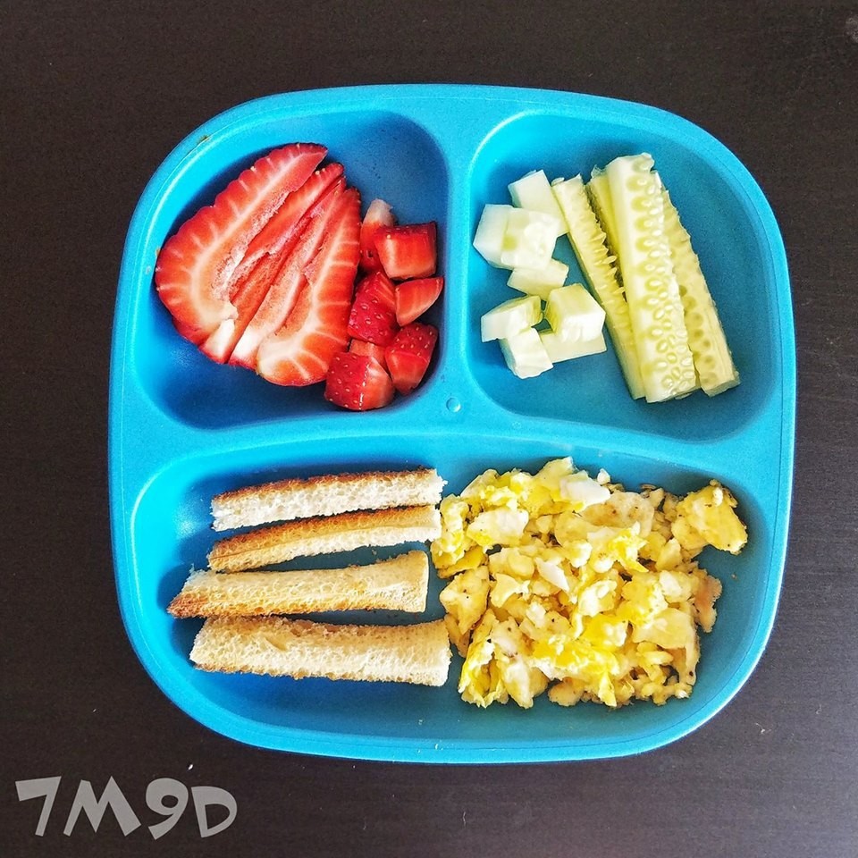 Cách nấu ăn dặm BLW: Bữa ăn sáng với bánh mì, trứng bông và trái cây