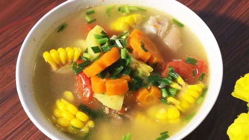 Canh xương heo hầm bắp và rau củ đầy màu sắc, dinh dưỡng