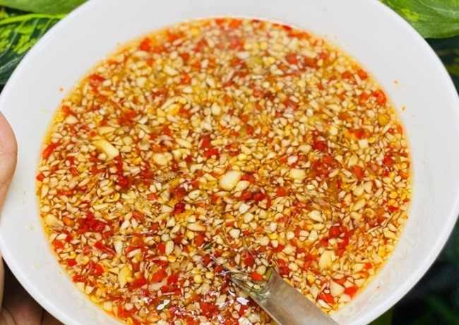 Chén nước chấm tỏi ớt chua cay mặn ngọt được pha chế hấp dẫn, hoàn hảo cho món bún cá chấm