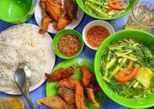 Tô canh bún cá chấm với rau cải, rau cần, hành lá và thì là, cùng với bún và nước chấm riêng, mang đến một bữa ăn thanh đạm và ngon miệng